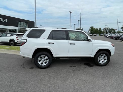 Used 2022 Toyota 4Runner SR5 AWD/4WD image 8