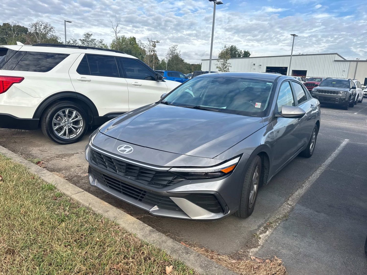 Used 2024 Hyundai Elantra SE FWD image 5