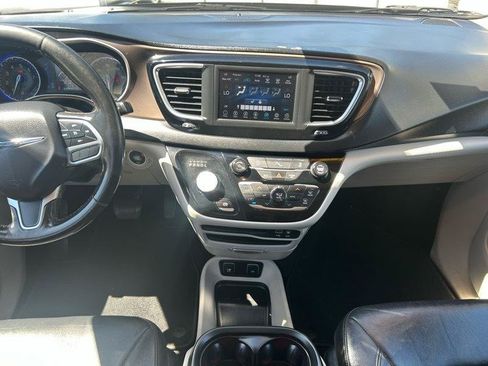 Used 2019 Chrysler Pacifica Touring-L FWD image 11