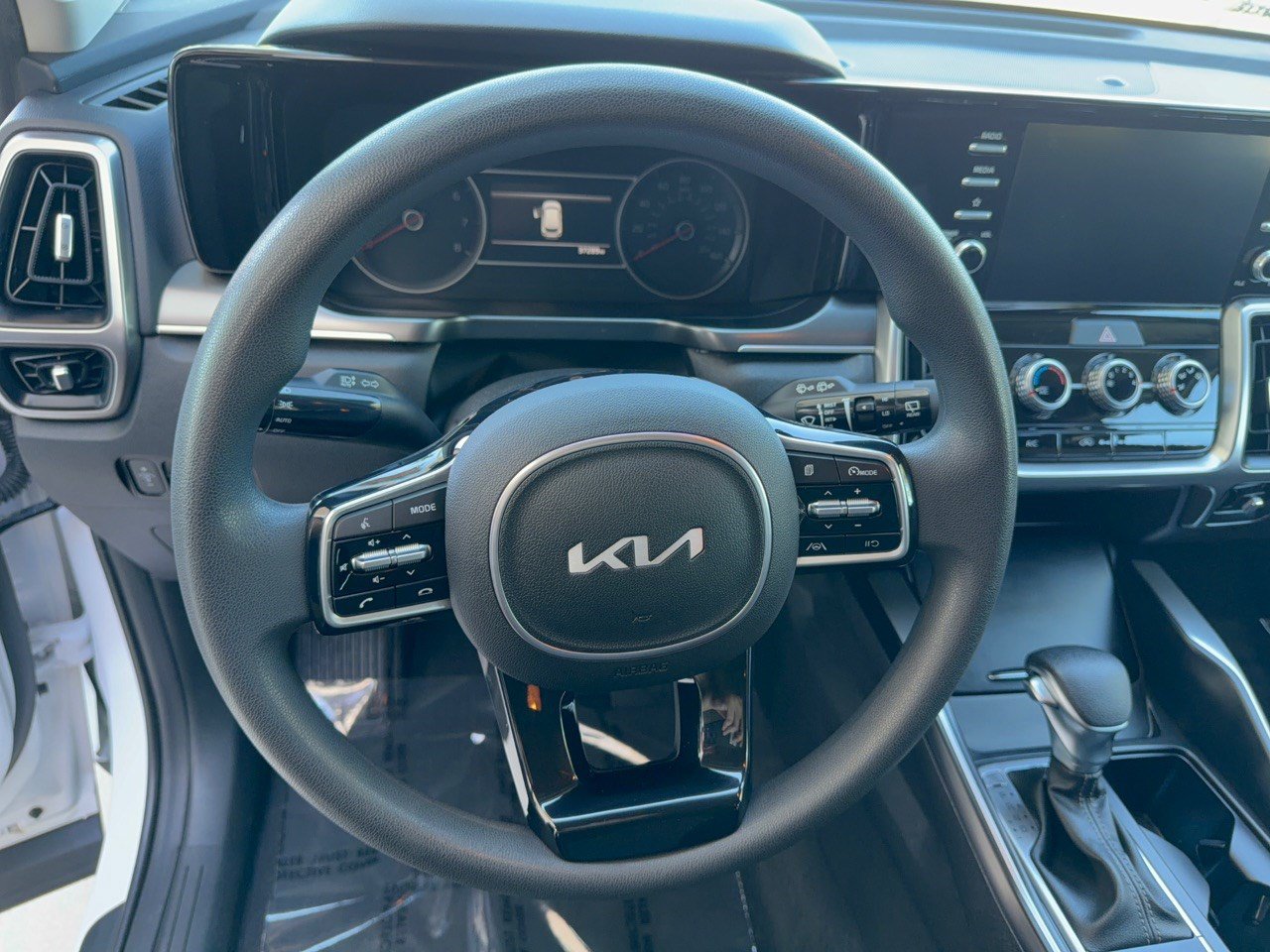 Used 2023 Kia Sorento LX FWD image 10