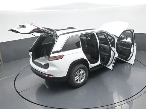 Used 2025 Jeep Grand Cherokee Laredo image 62