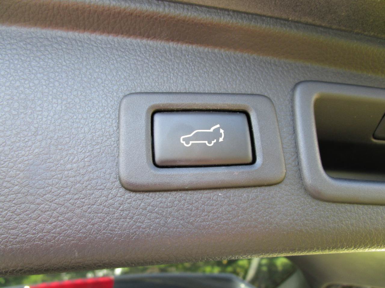 Used 2015 Subaru Forester 2.5i Limited AWD/4WD image 8