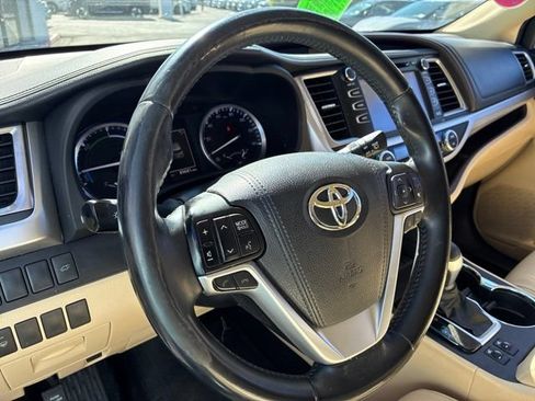 Used 2017 Toyota Highlander XLE w/ Carpet Mat Package AWD/4WD image 7