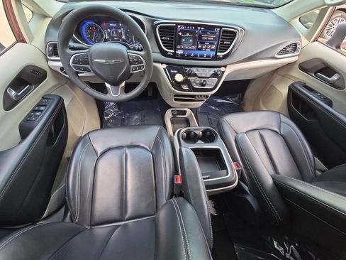 Used 2023 Chrysler Pacifica Touring-L FWD image 13