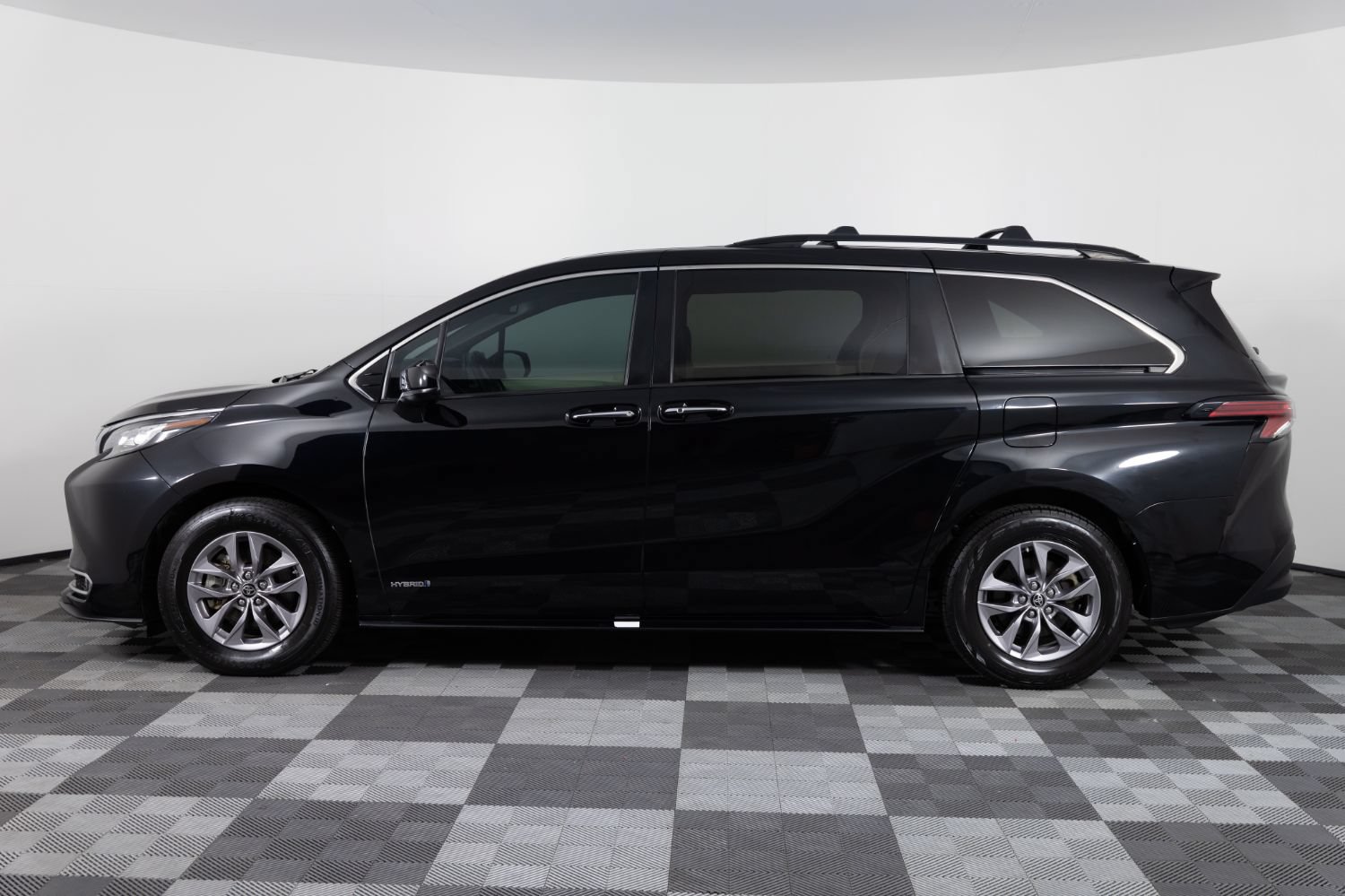 Used 2021 Toyota Sienna XLE FWD image 3