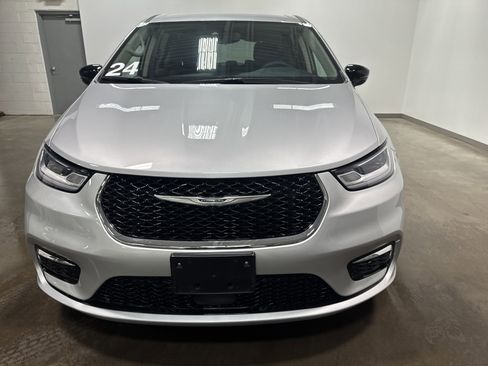 Used 2024 Chrysler Pacifica Select image 7