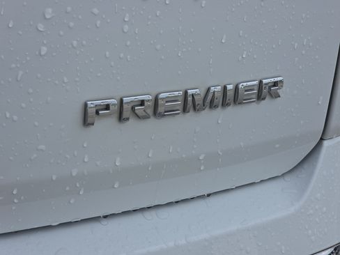 Used 2023 Chevrolet Traverse Premier FWD image 5