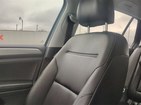 Used 2017 Volkswagen Golf SE image 25