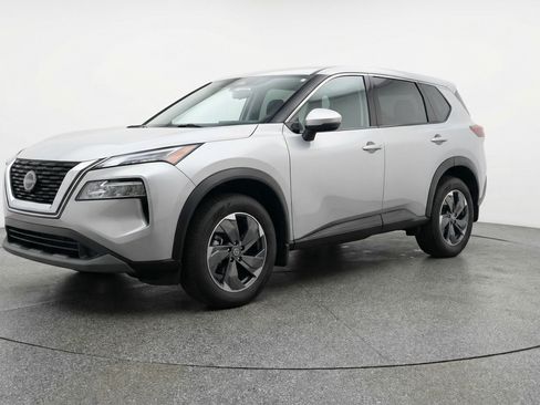 Used 2025 Nissan Rogue SV image 3