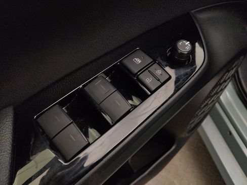 Used 2019 Toyota Prius LE AWD/4WD image 27