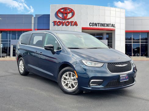 Used 2024 Chrysler Pacifica Touring-L FWD image 2