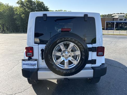 Used 2017 Jeep Wrangler Unlimited Sahara w/ Connectivity Group AWD/4WD image 13