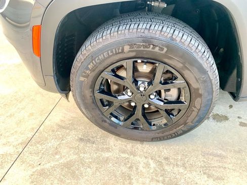 Used 2025 Jeep Grand Cherokee L Altitude AWD/4WD image 9
