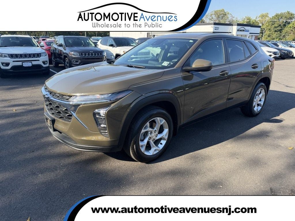 Used 2024 Chevrolet Trax LS w/ LS Convenience Package FWD image 1