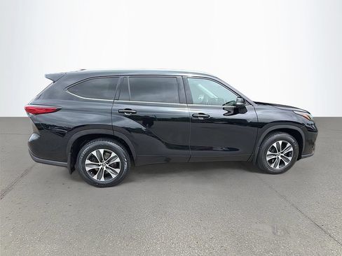 Used 2022 Toyota Highlander XLE AWD/4WD image 3