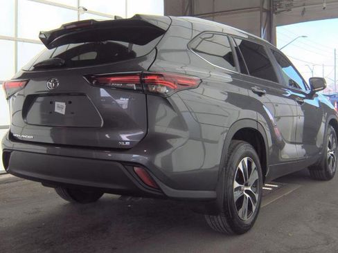 Used 2025 Toyota Highlander XLE image 5