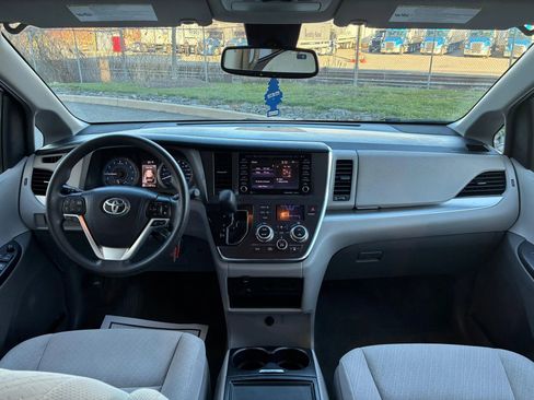 Used 2018 Toyota Sienna LE AWD/4WD image 15