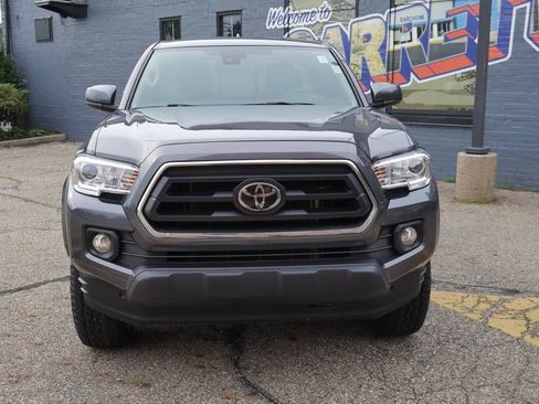 Used 2022 Toyota Tacoma SR5 AWD/4WD image 2