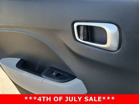 Used 2025 Hyundai Venue SEL FWD image 23