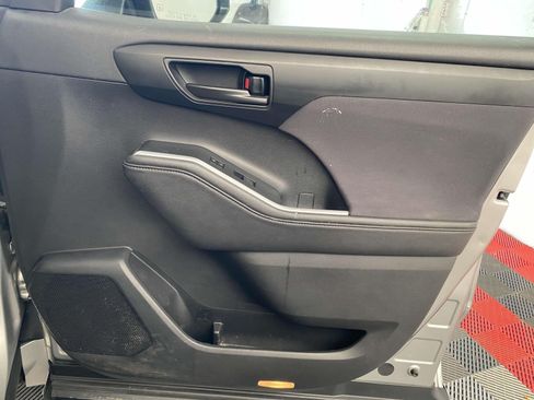 Used 2020 Toyota Highlander L AWD/4WD image 7