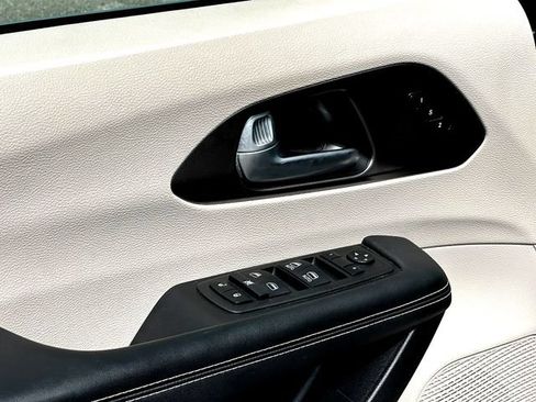 Used 2024 Chrysler Pacifica Touring-L FWD image 11