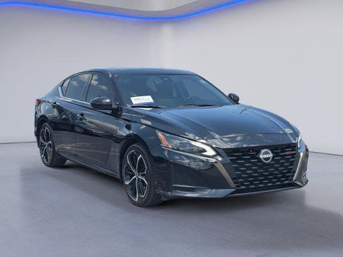 Used 2024 Nissan Altima 2.5 SR w/ SR Premium Package FWD image 4