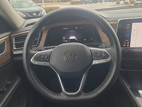 Used 2025 Volkswagen Atlas SE AWD/4WD image 16