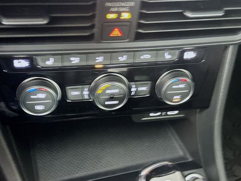 Used 2023 Volkswagen Jetta SE w/ Panoramic Sunroof Package image 23