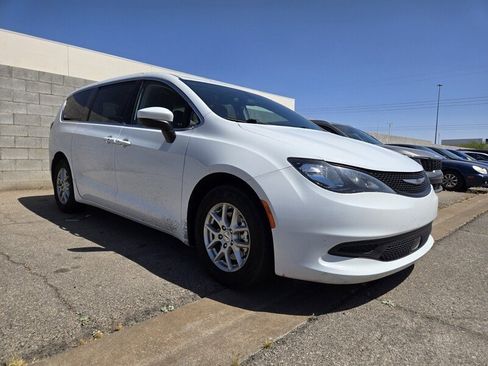 Used 2022 Chrysler Voyager LX image 2