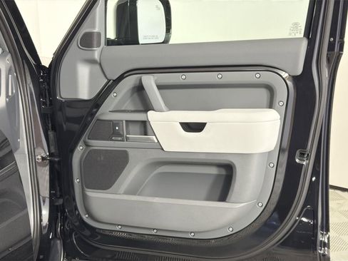 New 2026 Land Rover Defender 110 X-Dynamic SE AWD/4WD image 32