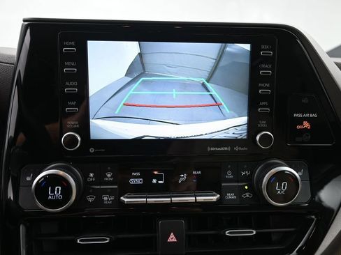 Used 2021 Toyota Highlander XLE FWD image 13