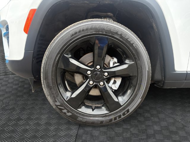 Used 2025 Jeep Grand Cherokee Altitude AWD/4WD image 14