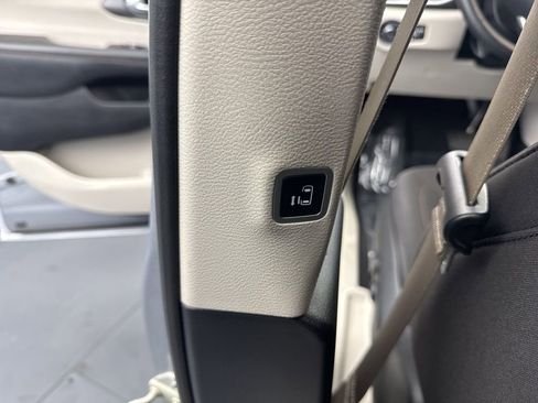 Used 2020 Chrysler Pacifica Touring image 39