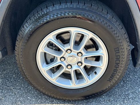 Used 2018 Jeep Grand Cherokee Laredo AWD/4WD image 12