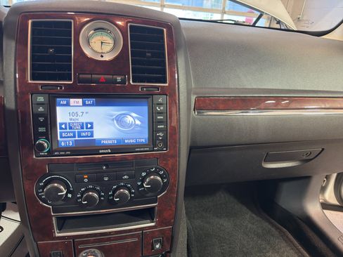 Used 2009 Chrysler 300 Touring RWD image 18