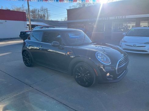 Used 2018 MINI Cooper 2-Door Hardtop image 4