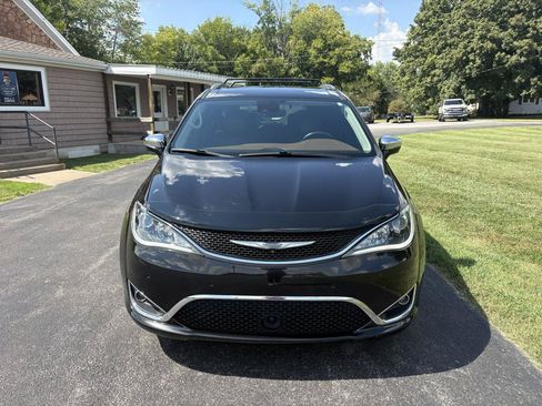 Used 2017 Chrysler Pacifica Limited FWD image 5