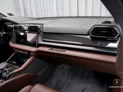 Used 2025 Lamborghini Urus SE image 48