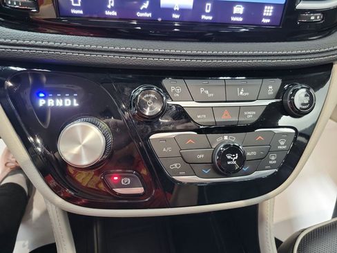 Used 2023 Chrysler Pacifica Limited image 65