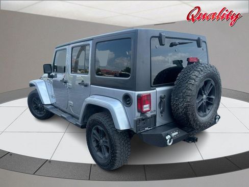 Used 2017 Jeep Wrangler Unlimited Sahara w/ Connectivity Group AWD/4WD image 5
