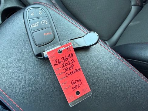 Used 2022 Jeep Cherokee Trailhawk w/ Comfort/Convenience Group AWD/4WD image 45