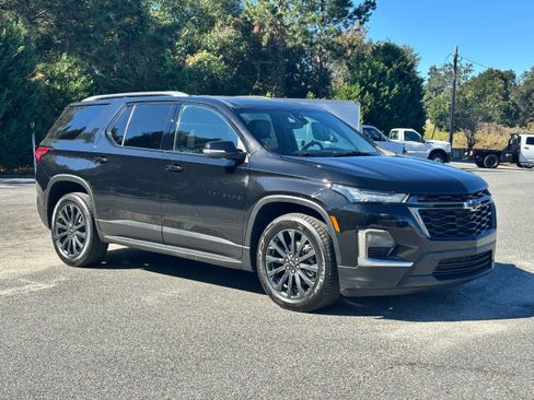 Used 2022 Chevrolet Traverse RS w/ LPO, 'HIT The Road' Package image 3