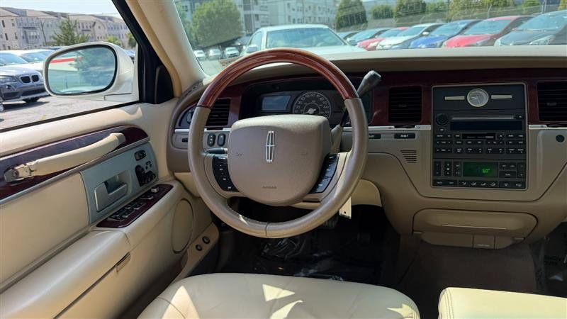 Used 2005 Lincoln Town Car Signature Limited RWD image 23