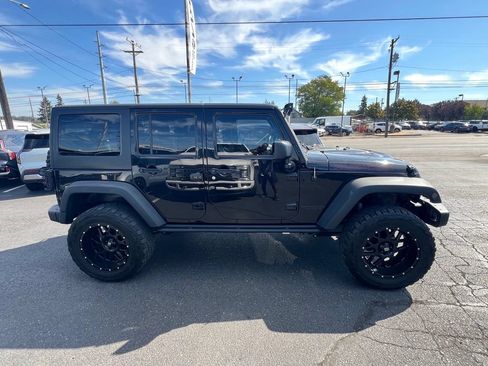 Used 2015 Jeep Wrangler Unlimited Rubicon AWD/4WD image 6