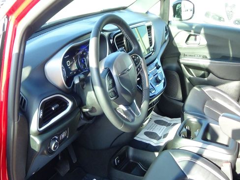 Certified 2025 Chrysler Pacifica Select FWD image 18