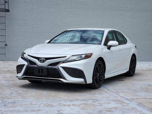 Used 2024 Toyota Camry XSE FWD image 4