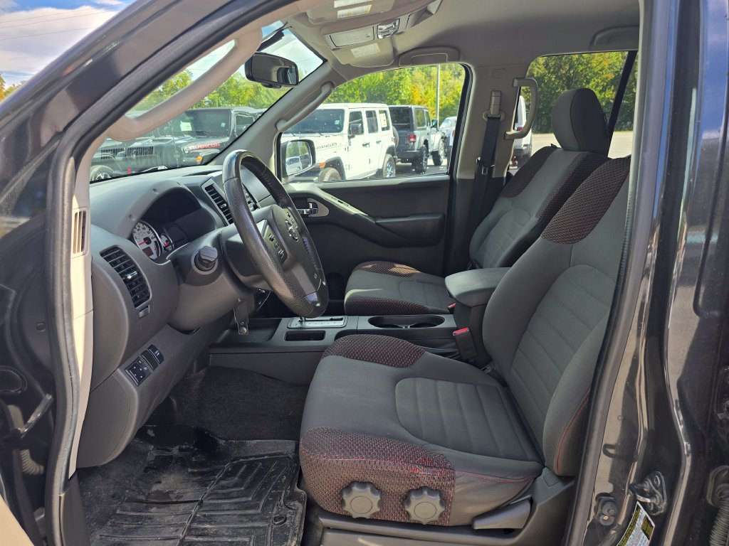Used 2011 Nissan Frontier PRO-4X AWD/4WD image 4
