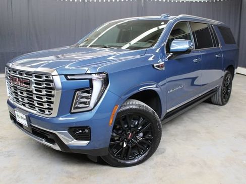 Used 2026 GMC Yukon XL Denali w/ Sun & Power Step Package AWD/4WD image 4