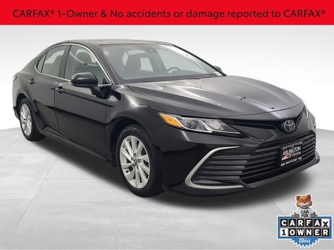 Used 2023 Toyota Camry LE image 3