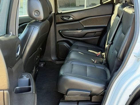 Used 2018 GMC Acadia SLT FWD image 16